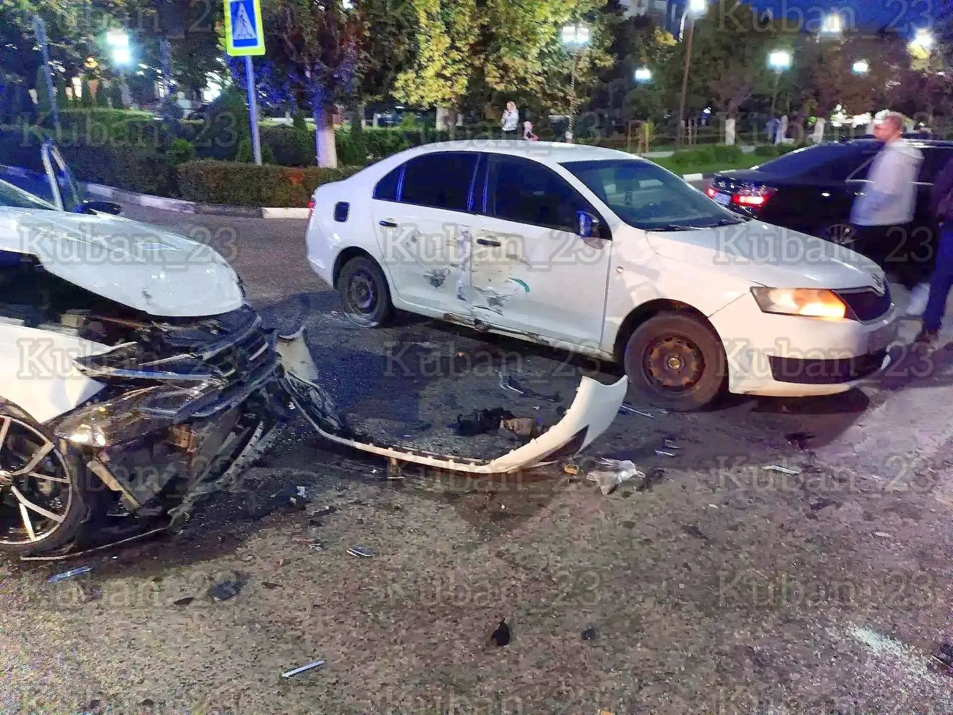 🚗 В Армавире на перекрёстке Кирова и Комсомольской столкнулись три машины, пострадала ...