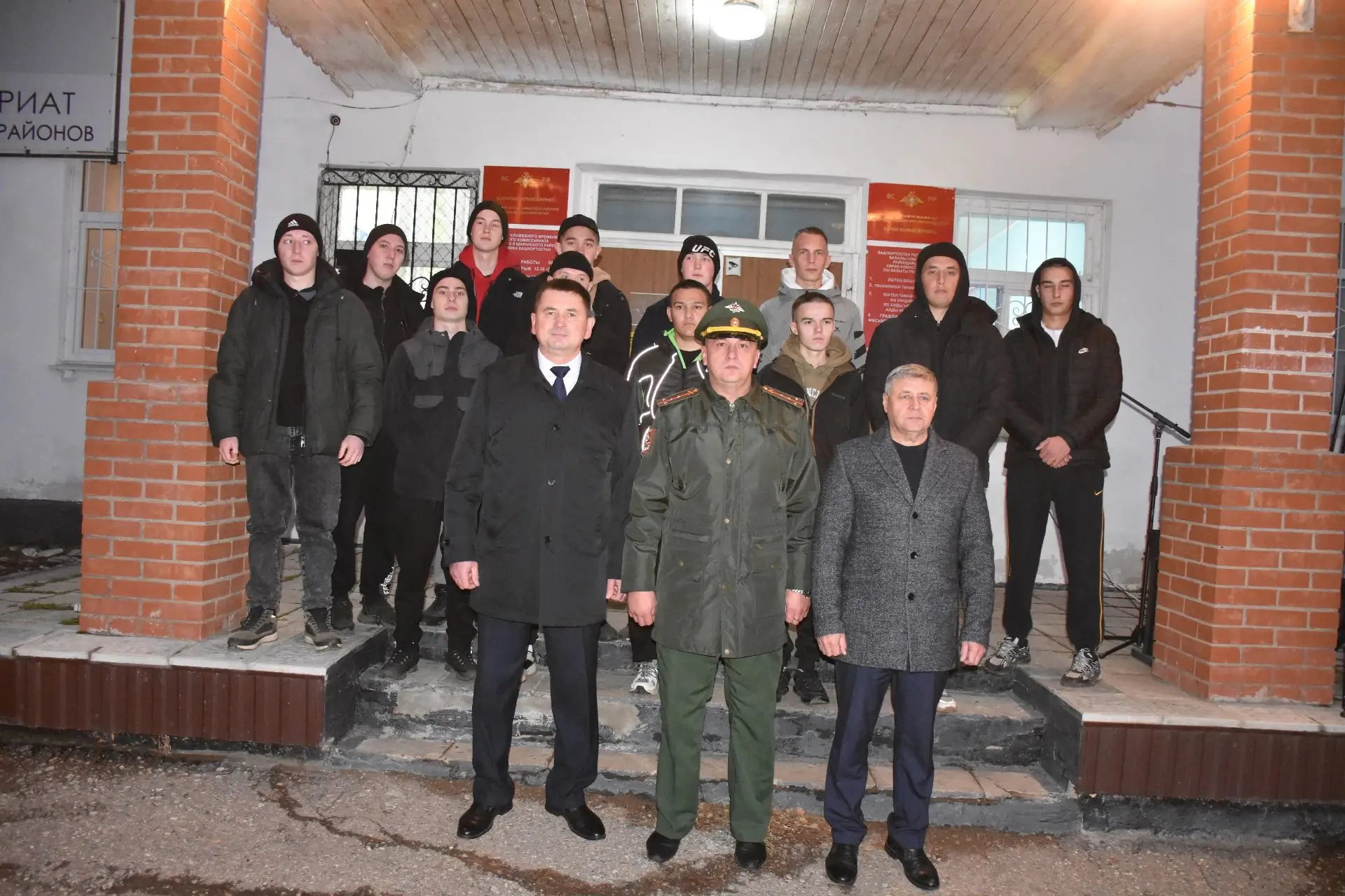 Достойная смена: проводили новобранцев на службу