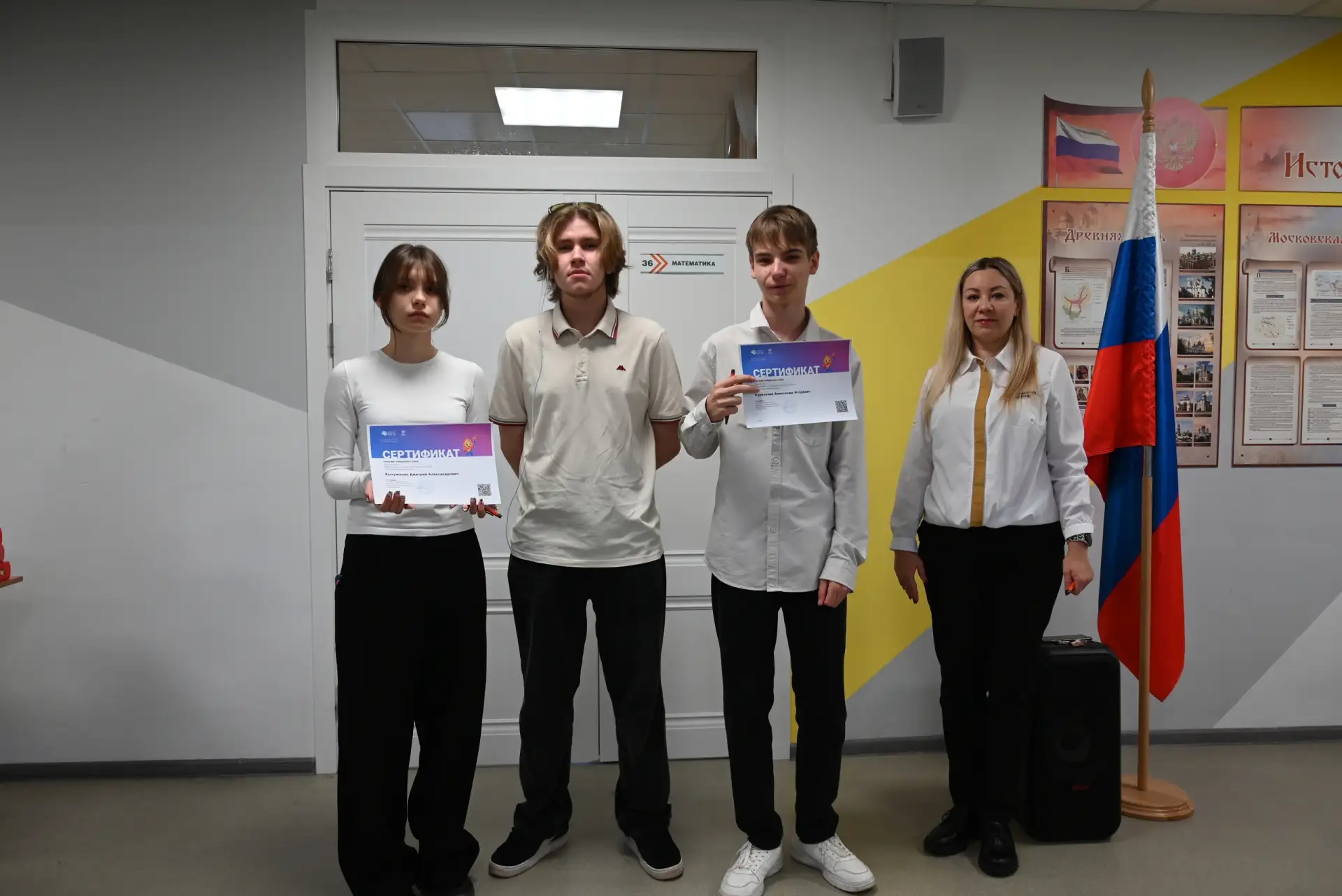 Линейка получилась очень богатой на награждения: ребятам вручили сертификаты за участие...