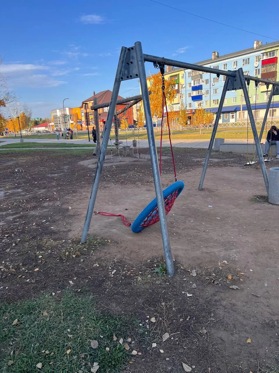 На аллее сломаны качели