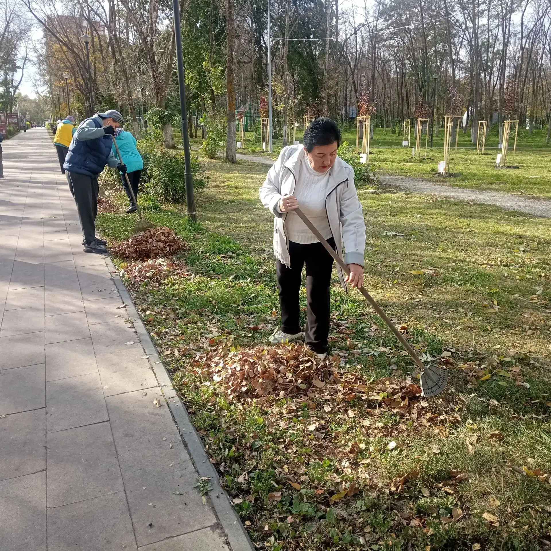 В парке Белинского и в Детском парке продолжаются работы по благоустройству территорий ...