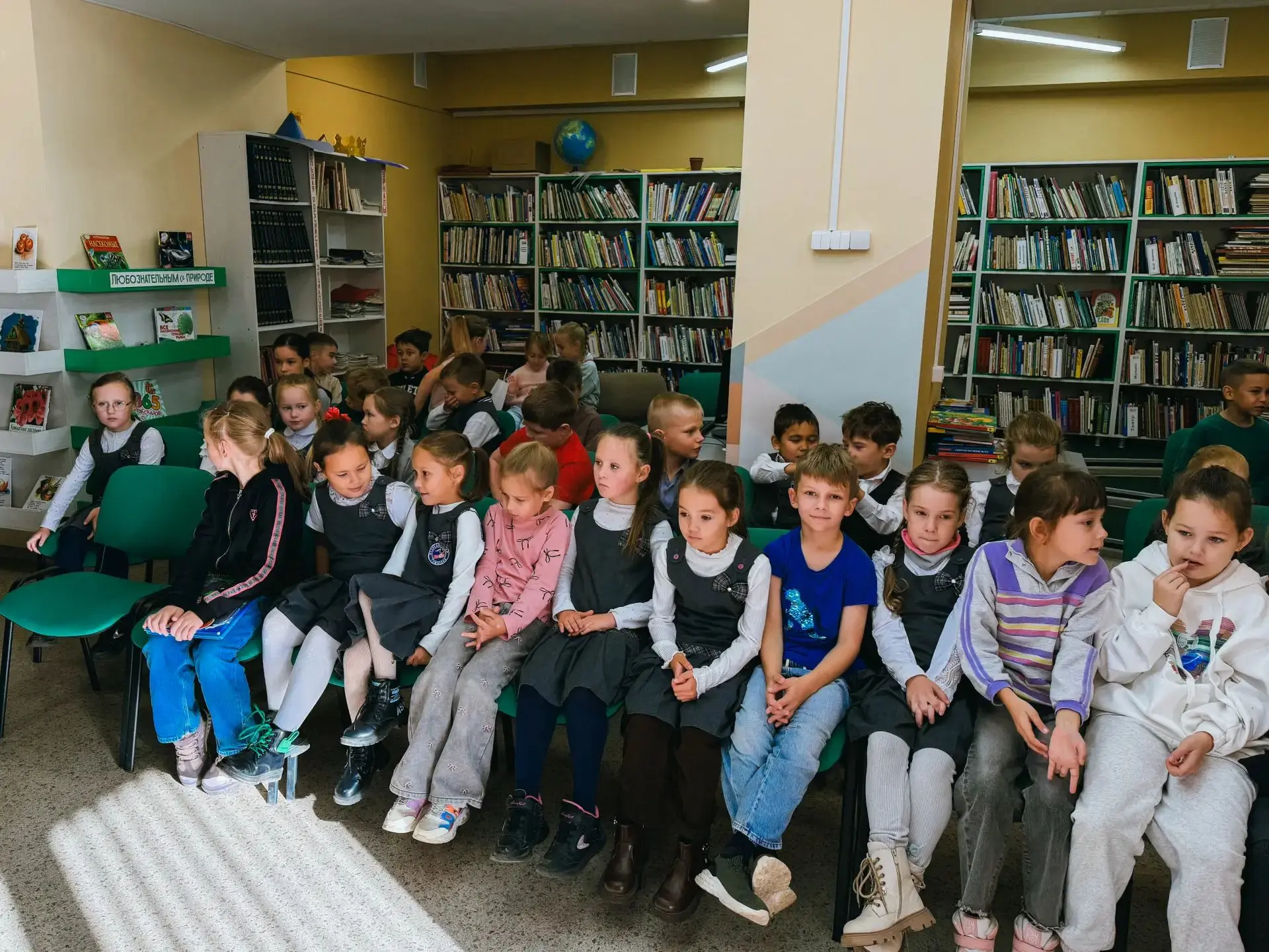 Маленькие читатели с большой охапкой книг
