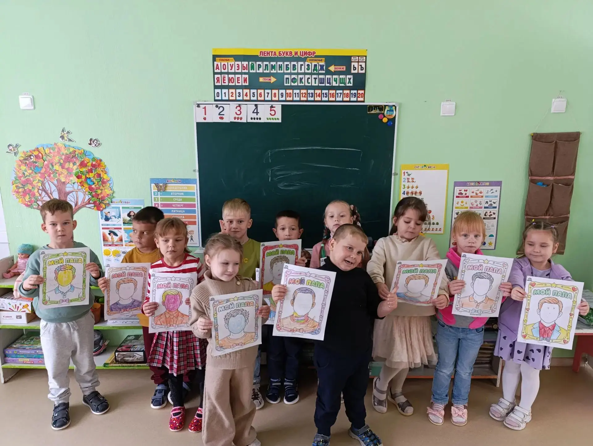 Наш марафон поздравлений к Дню отца подхватили ребята из групп "Пчёлки" и "Звёздочки" Д...