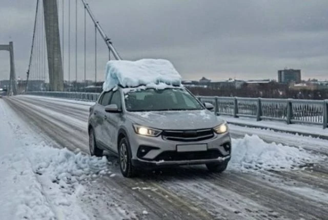 На Краснофлотскому мосту на машину упала глыба снега.