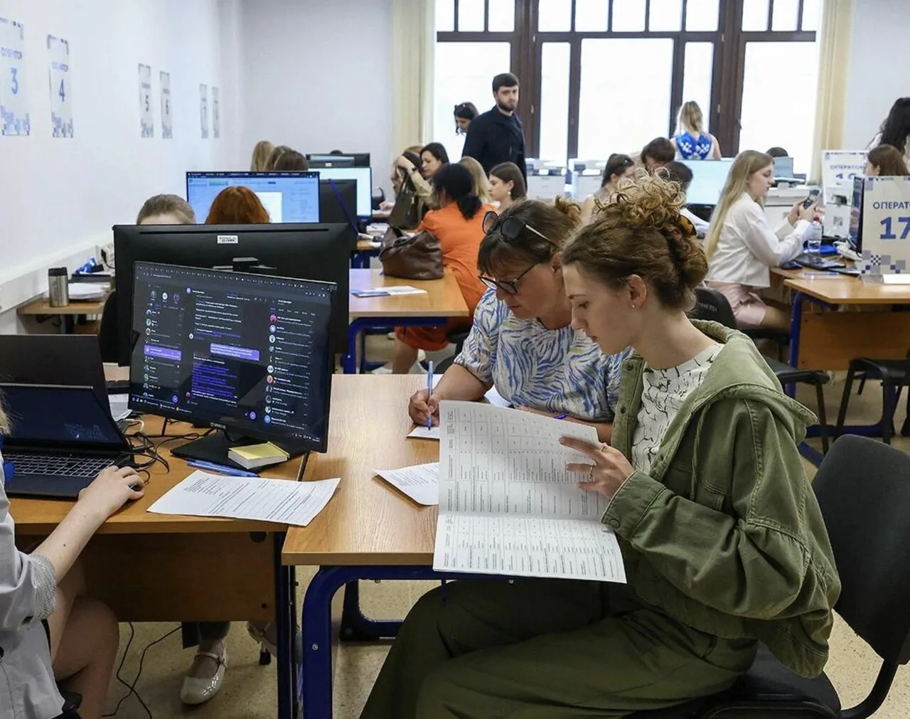 Поступить в вуз даже на платное отделение становится сложнее.