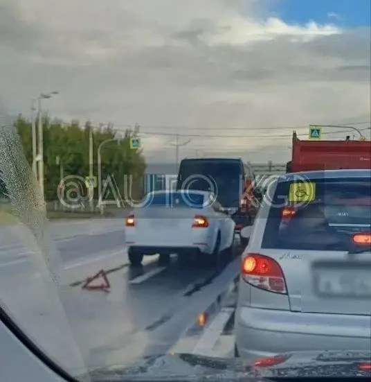 Еще двое встретились перед перекрестком Южного обхода и Емельянова.