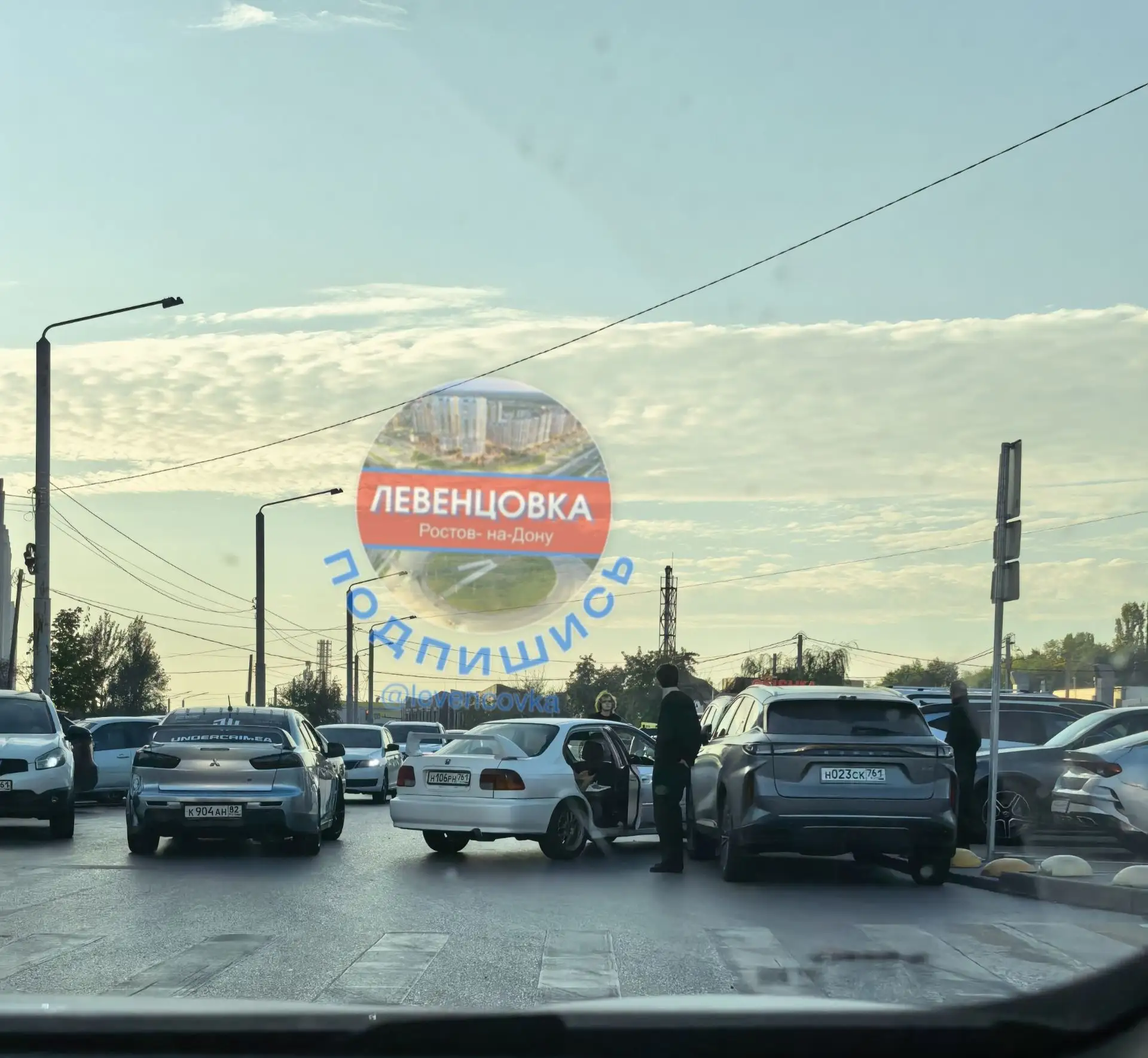 🚨На Жданова/Гарнизонный Хонда въехала в припаркованные автомобили