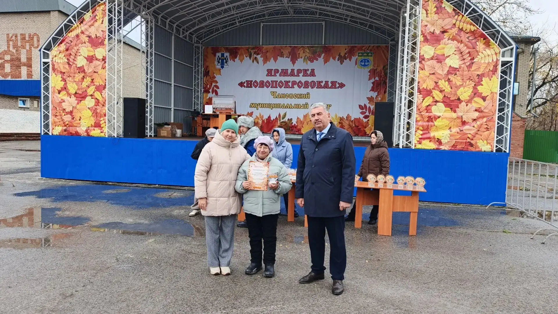 Наталья Михайлова (суши роллы) и Надежда Серпенева ( владелец ЛПХ) получили малые награ...