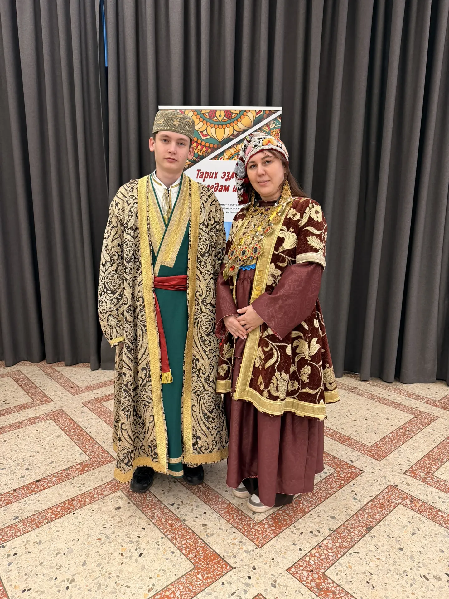 Участники примеряют костюмы