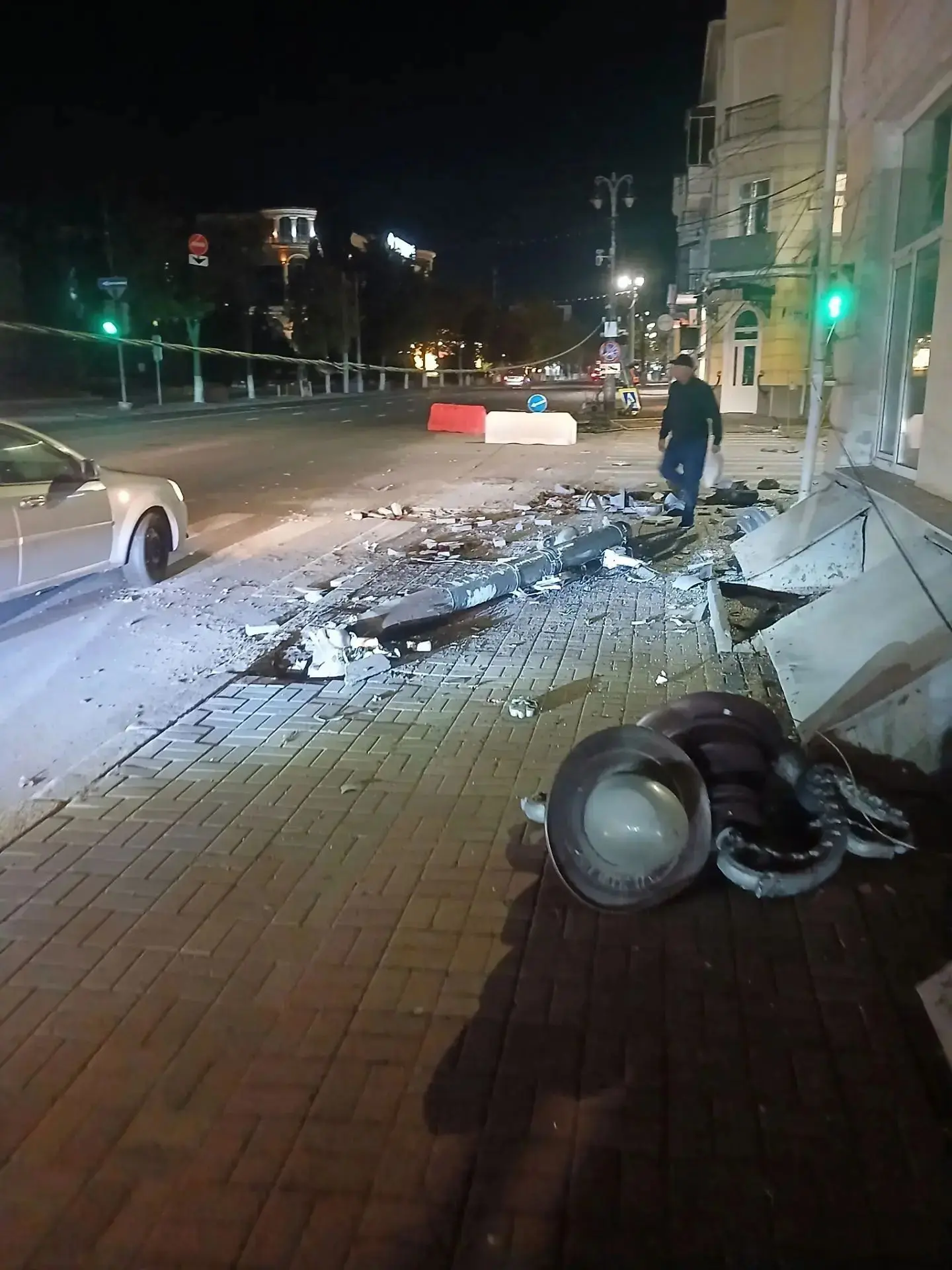 После аварии с участием автобуса заменена опора освещения на улице Ленина