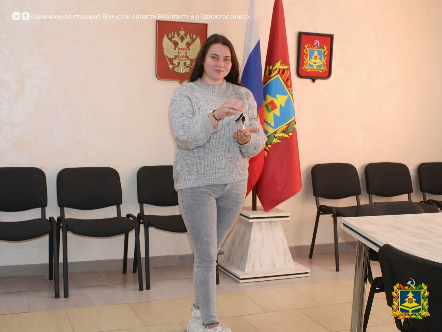 Сироте вручили ключи от однокомнатной квартиры