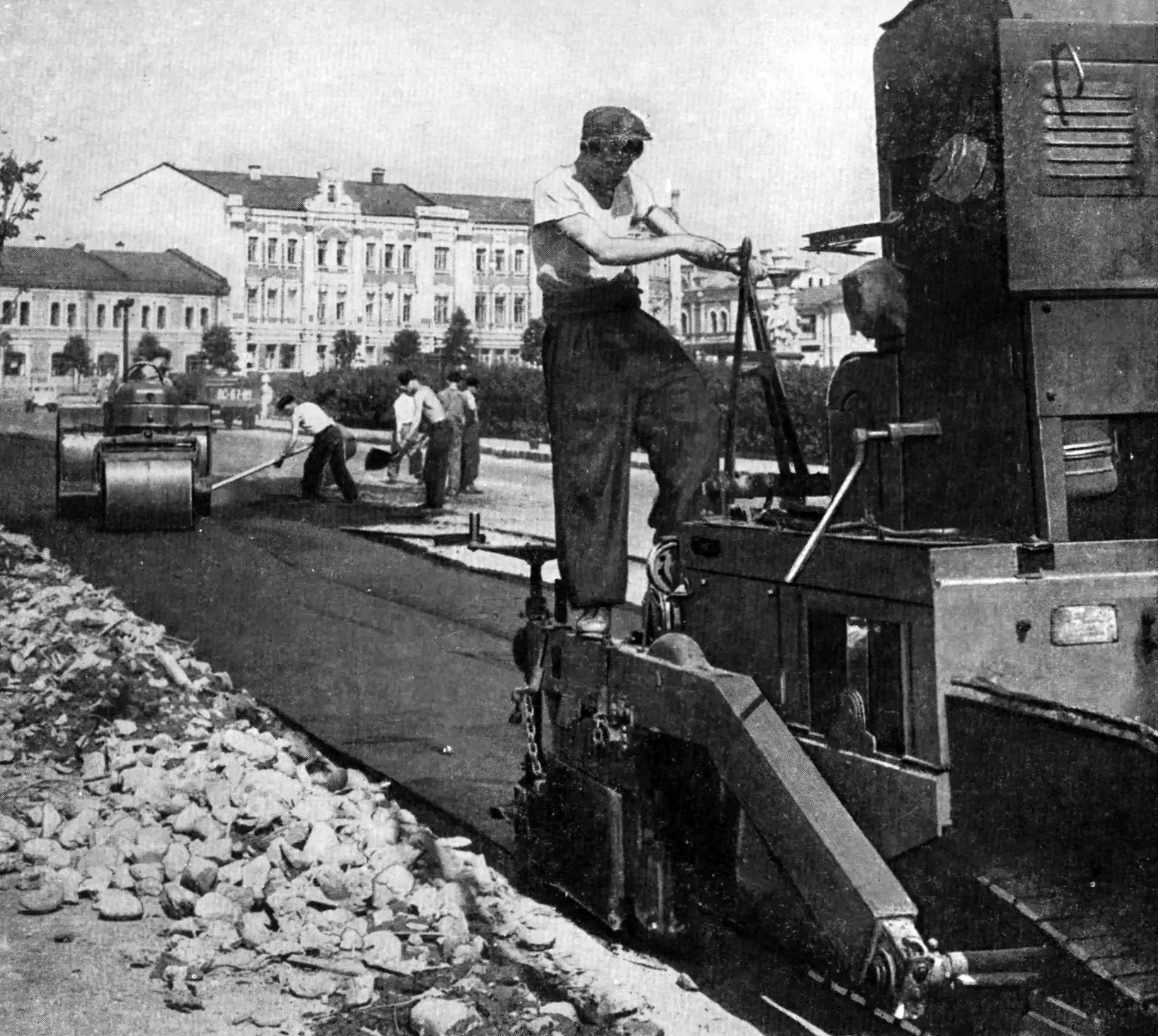 Советский проспект недавно снова заасфальтировали, но вот как его ремонтировали почти 7...