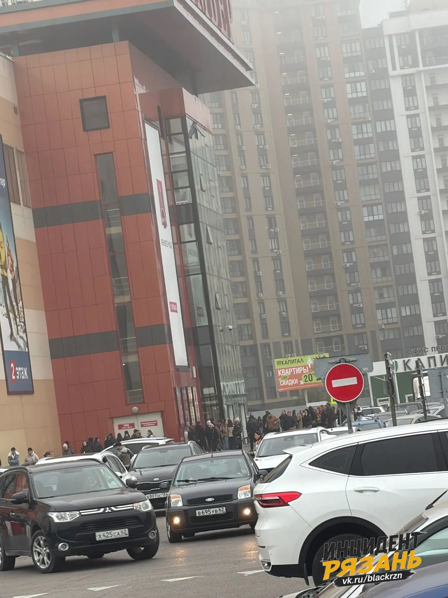 Жители города сообщают о возгорании Ашан ТЦ Премьер. На фото видно пожарный расчет. Офи...