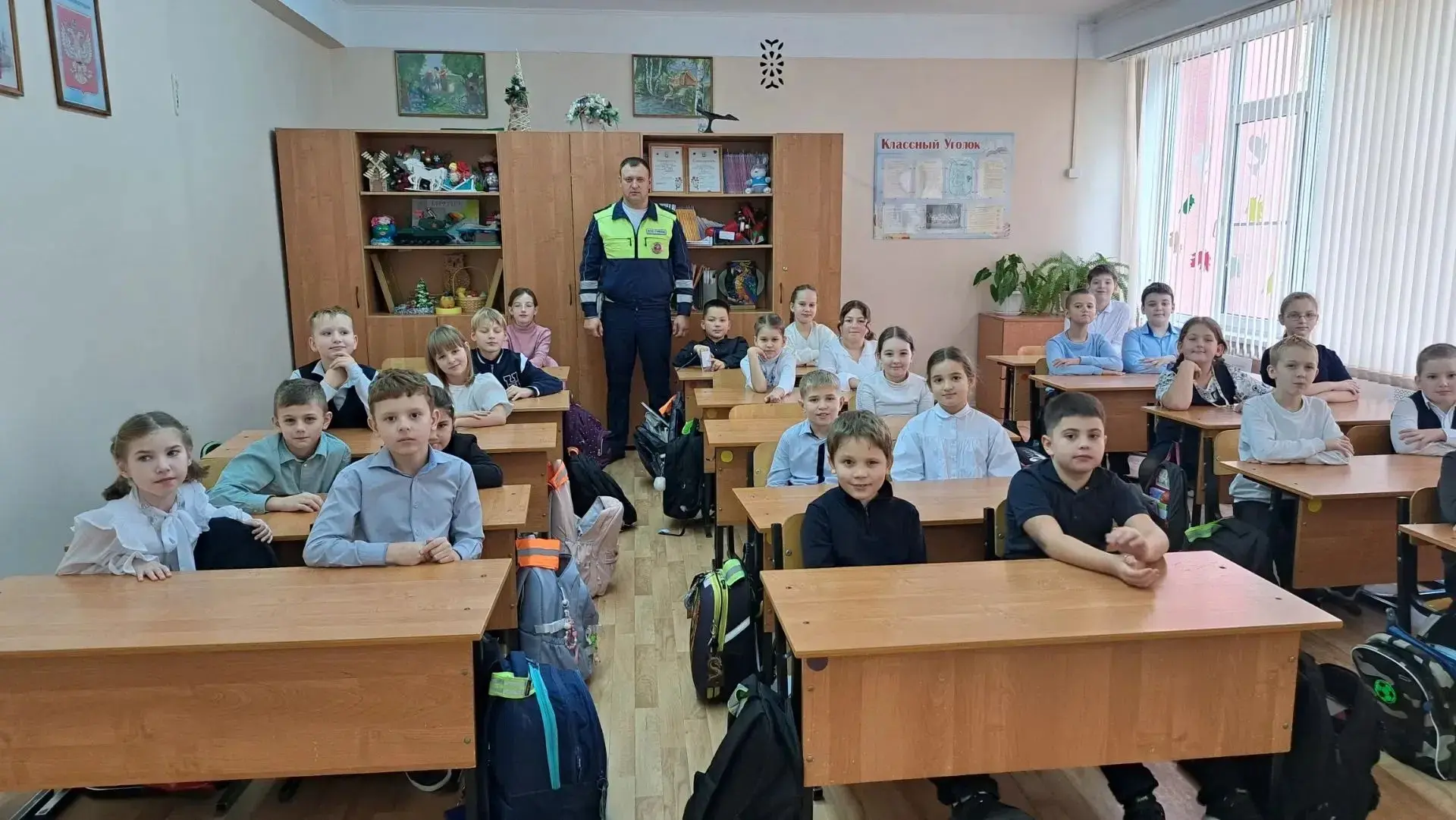 ❤ В преддверии Дня отца в 3 «В» классе прошла очень тёплая встреча - к ребятам пришёл п...