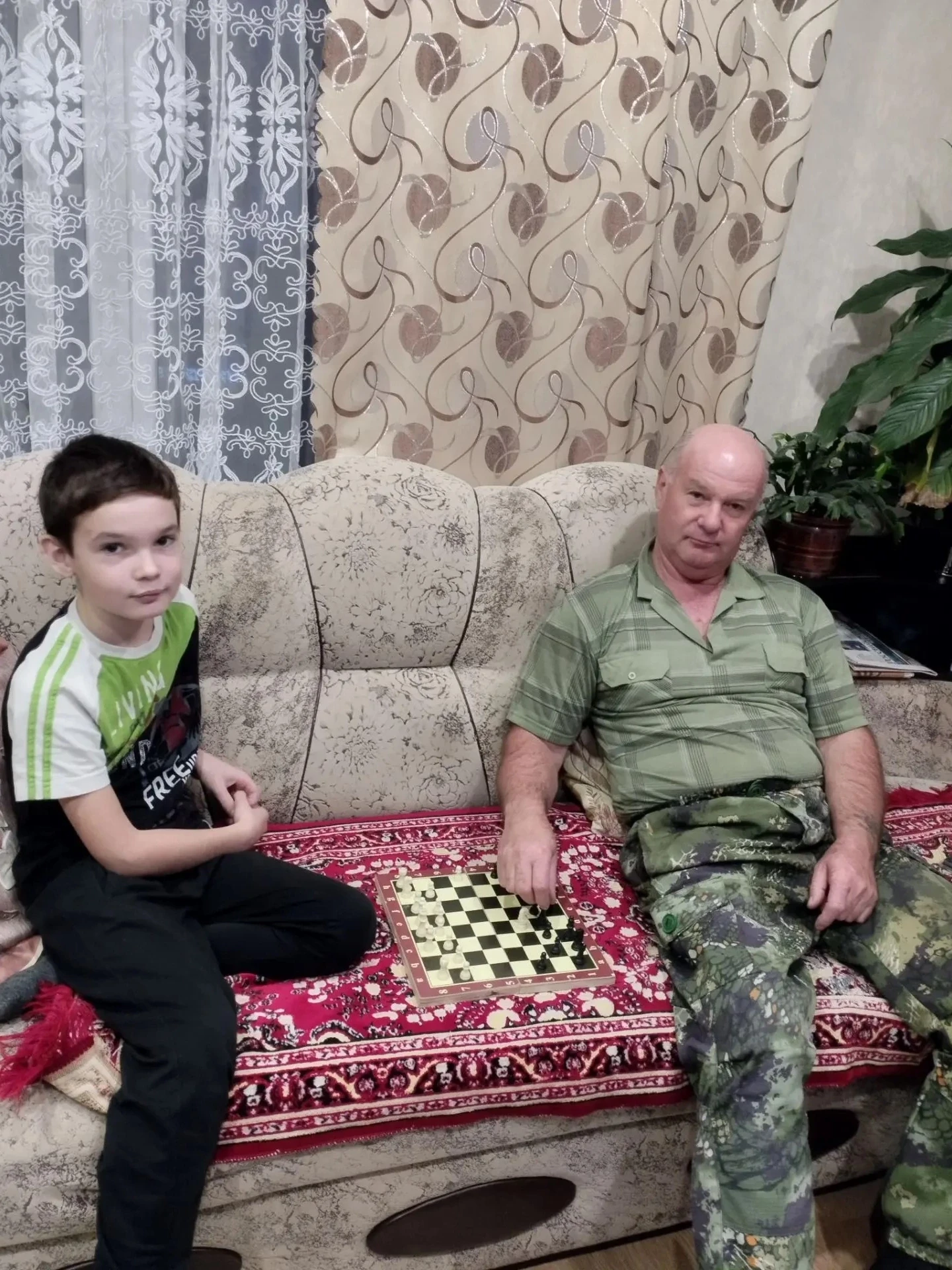 В преддверии Дня отца в МБОУ "Слободская СОШ" Бочарников Дмитрий (3 класс) участвует в ...
