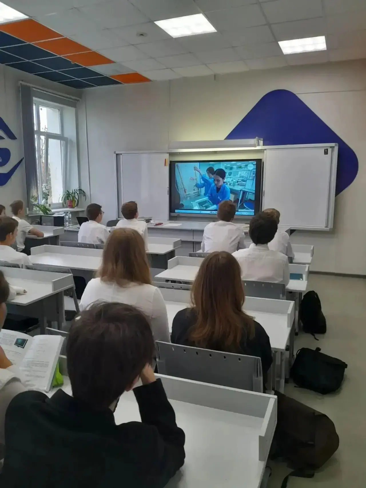 🧪 Новгородские школьники узнали, чем полезна химическая промышленность для региона