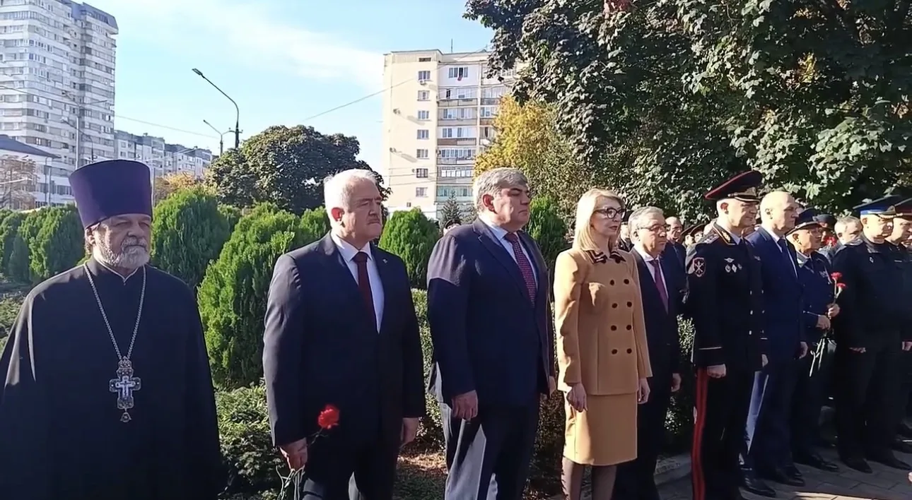 Прямо сейчас у мемориала сотрудникам правоохранительных органов, погибшим при исполнени...