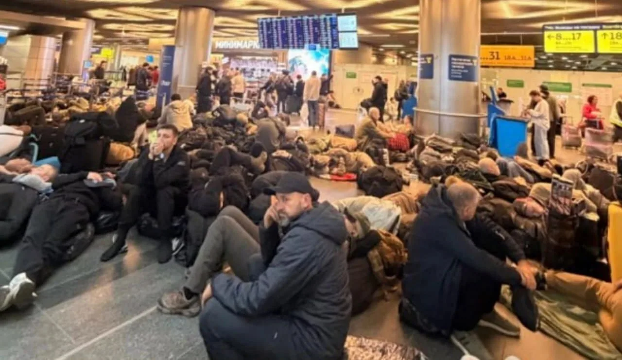 В московских аэропортах транспортный коллапс после ночной атаки БПЛА — сотни рейсов зад...