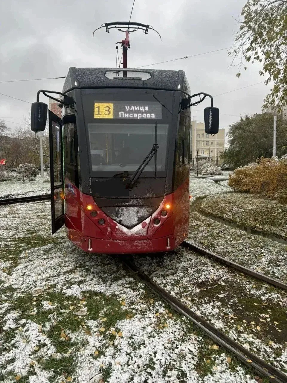 Трамвай сбил девочку в Центральном районе Новосибирска 🧒🚃