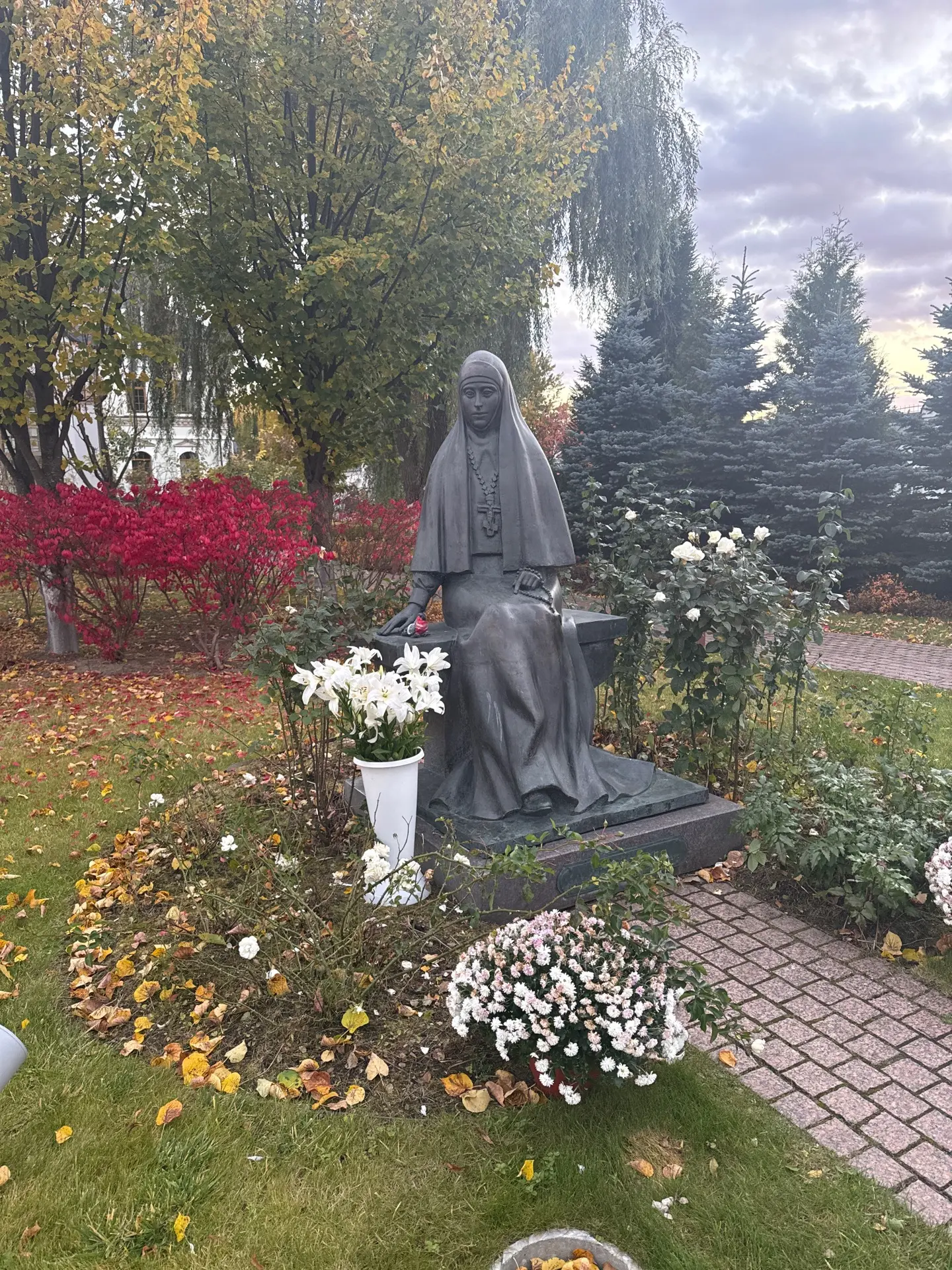 ….После столкновения княгини в шахту, она выжила, упав на каменный выступ. Рядом с ней ...