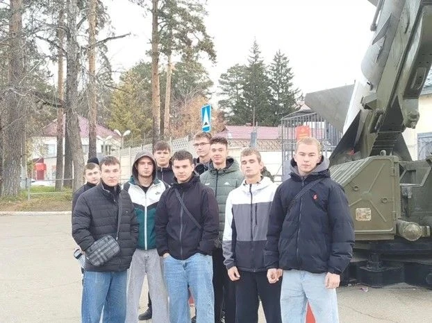 Студенты Ангарского политехнического техникума посетили войсковую часть 3466 в рамках а...