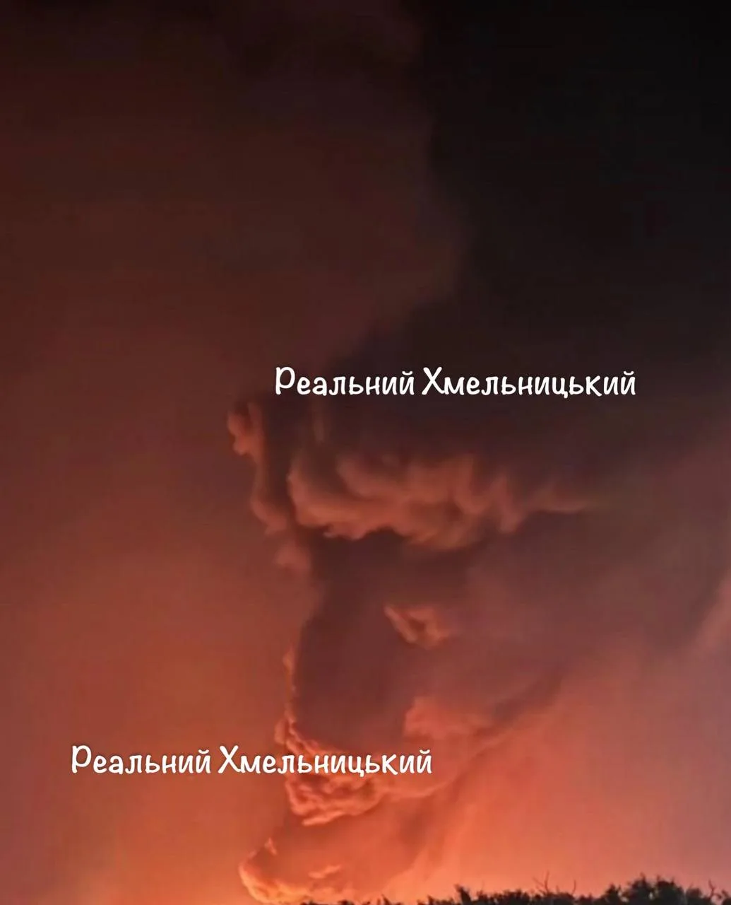 ❗️Появляются кадры с масштабным пожаром в Хмельницкой области после прилётов