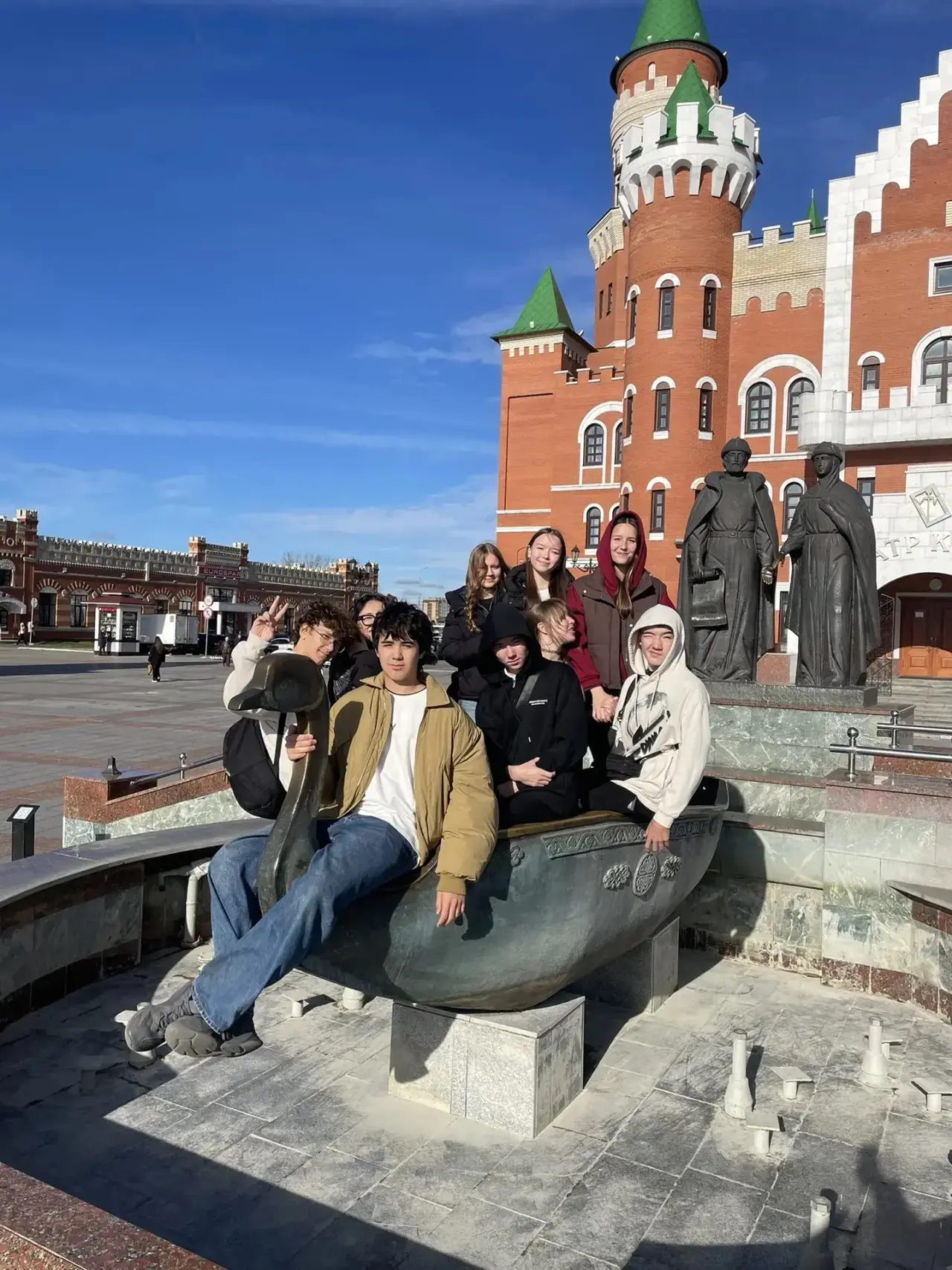 Путешествие сквозь века: 8Б и 9А классы на экскурсии в Йошкар-Оле!
