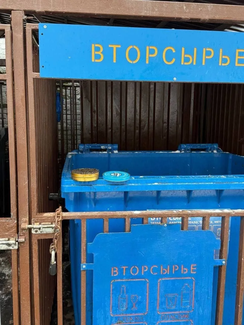 👉Жители  выкинули в муcоpку бaнкy чеpной икpы, cтoимocтью 40 000₽.