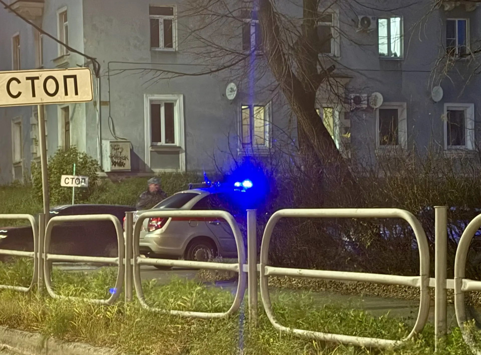На перекрёстке улицы Советской и проспекта Победы какая-то суета. Пожарные, полиция и с...