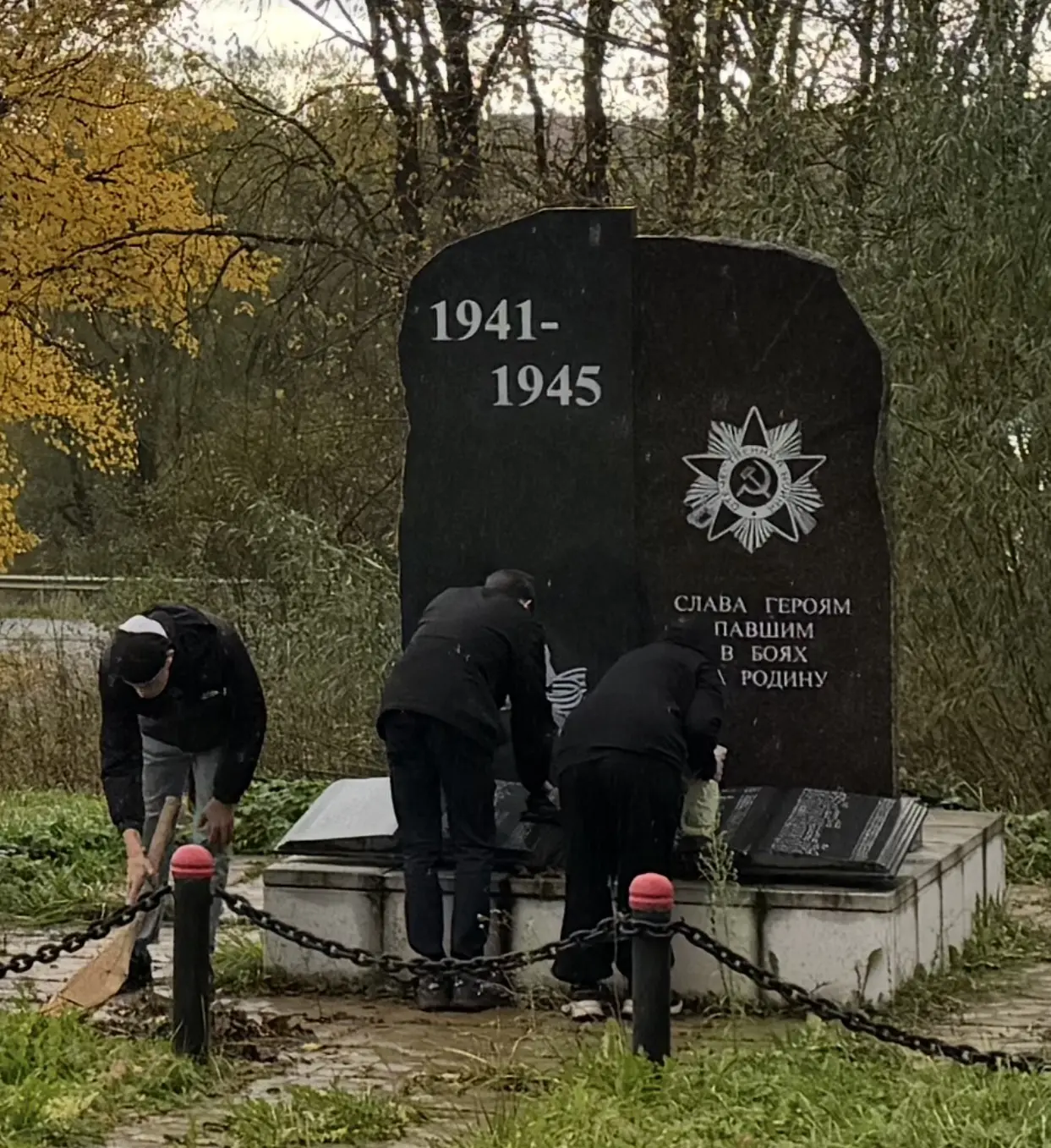 🍁 Память поколений в действии: готовим мемориалы к зиме! Учащиеся нашей школы продолжа...
