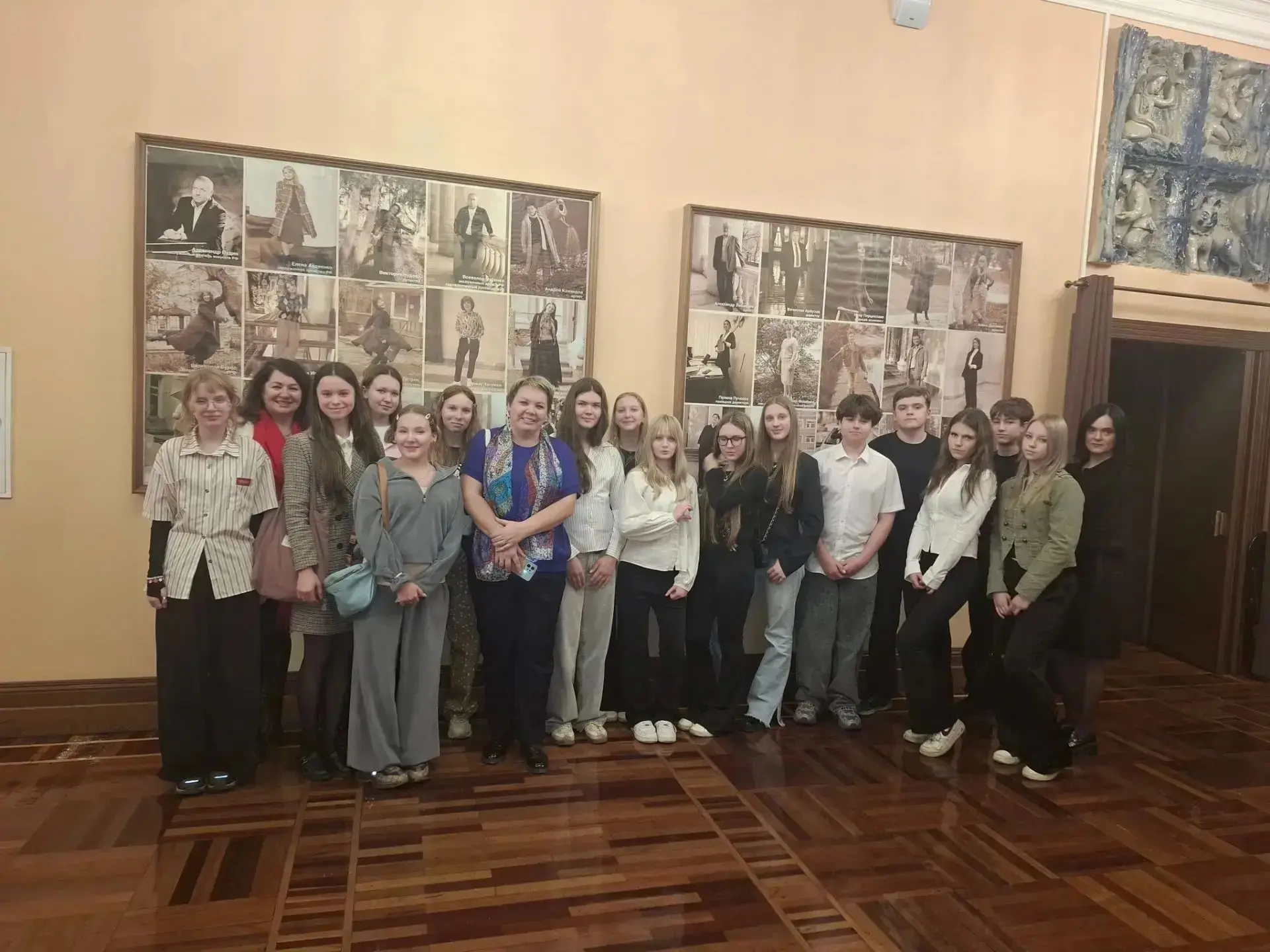 Вечер в Вологодском ТЮЗе точно войдет в историю 8 «Б»! Ребята с родителями с удовольств...