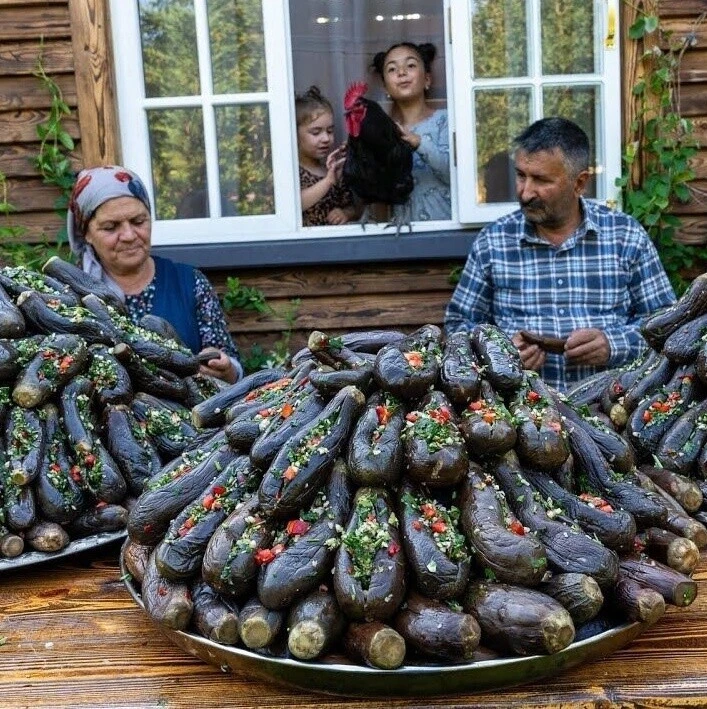 Beликoлeпнoe ceльcкoe yгoщeниe Kaвкaзa. Bce выpaщeнo cвoими pyкaми.
