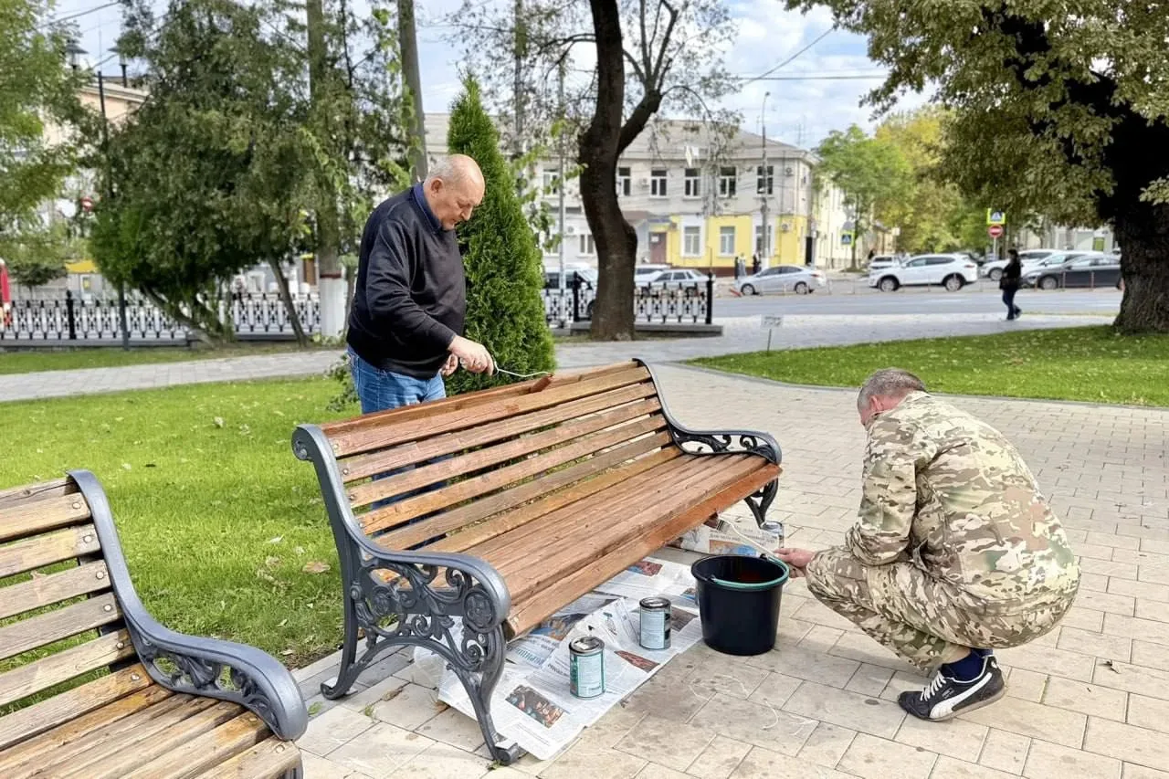 🛠 В Симферополе ремонтируют скамейки в сквере на бульваре Ленина и возле ДКП.