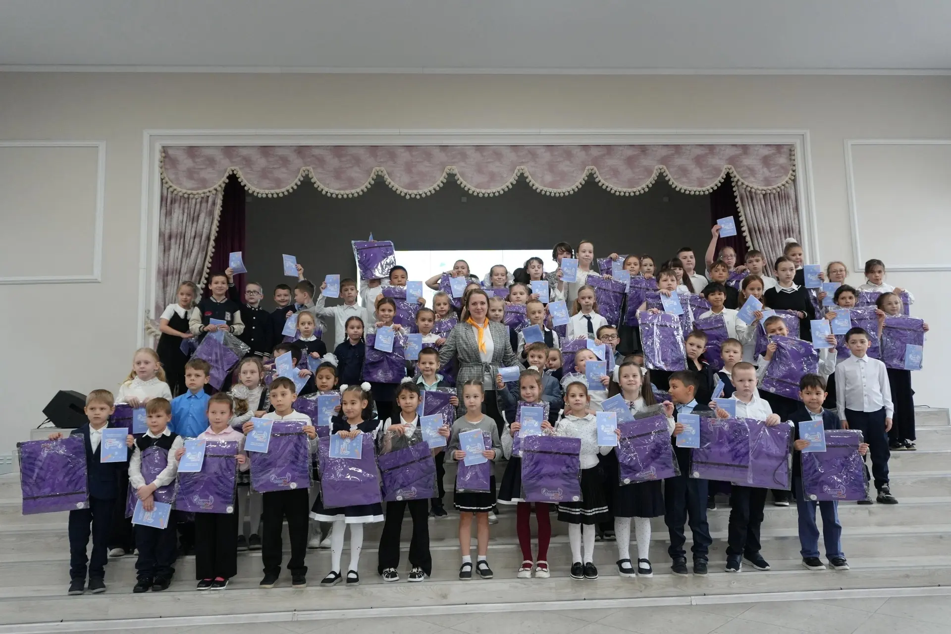 🎉 Сегодня особенный день — 1А1, 1Г1 и 4В1 классы стали «Орлятами России»! 🎉