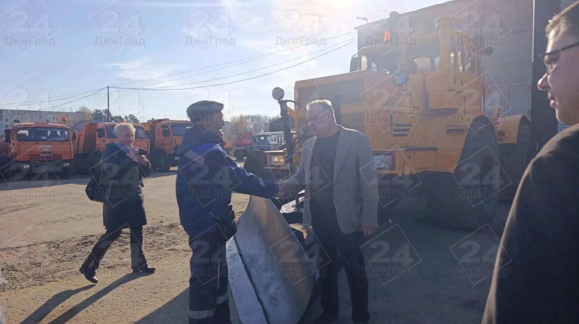 На базе Гордора идёт осмотр техники, которая зимой должна обеспечивать чистоту и порядо...