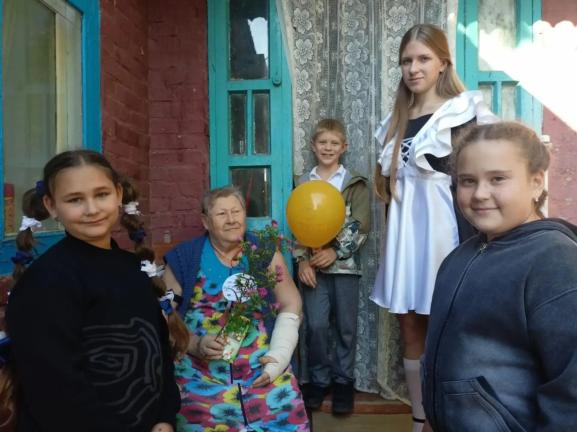 5 октября, в День учителя, юные активисты клуба из хутора Алексеевский провели акцию-по...
