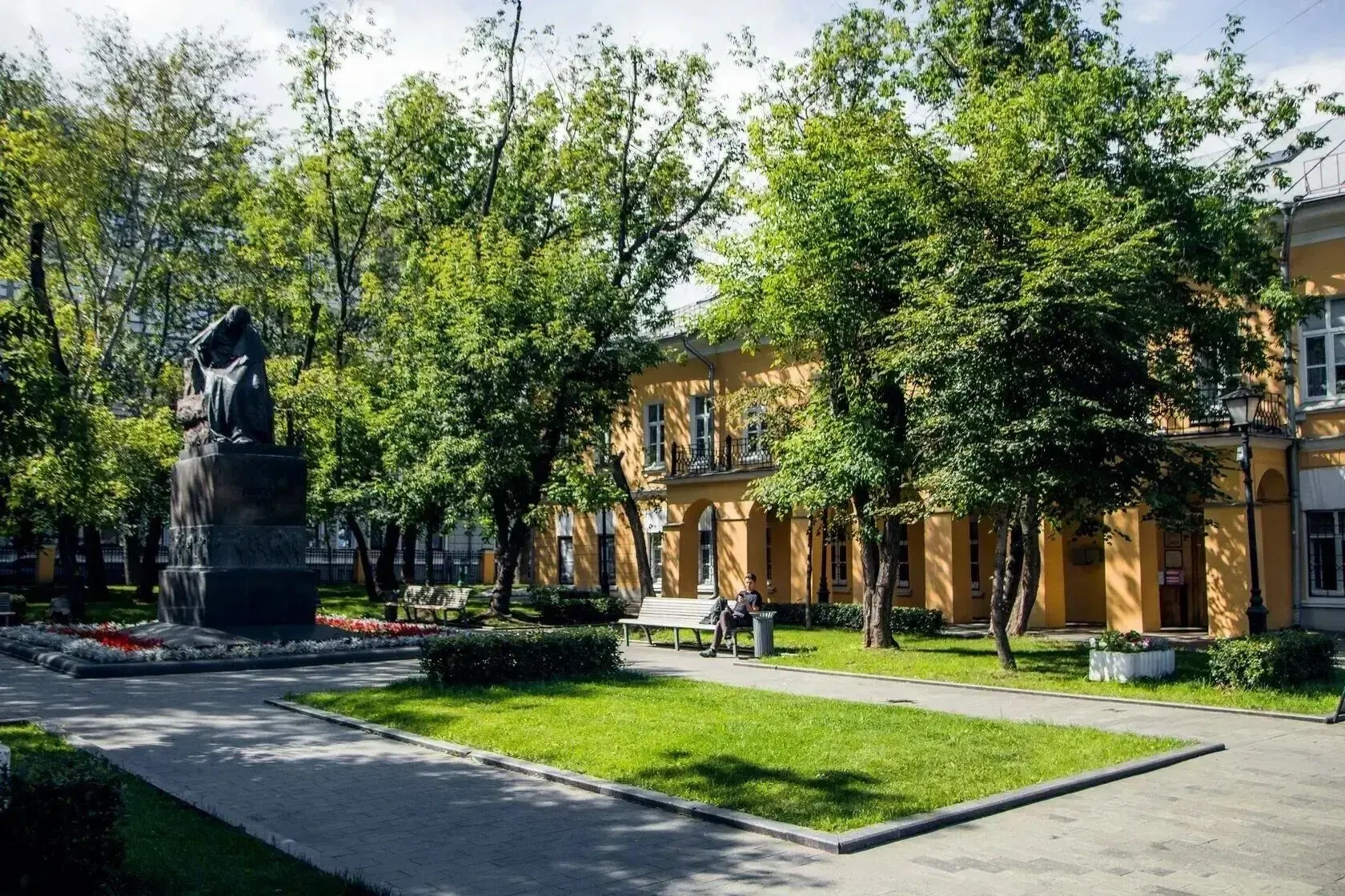 Отправляемся на бесплатную концерт-лекцию из цикла "Как слушать музыку: Морис Равель" 🎹🎶