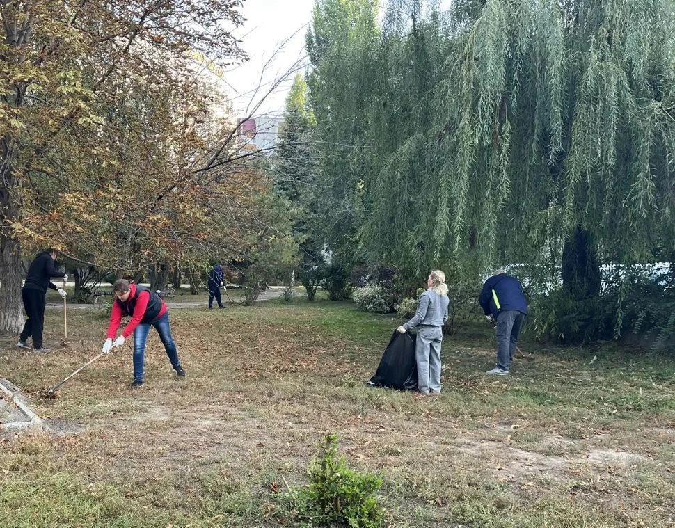 🍂Сотрудники МКУ «Озеленение» присоединились к общегородскому субботнику .