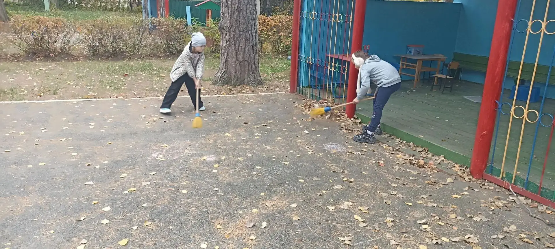 Прогулка. Труд в природе. Прыжки через скакалку.