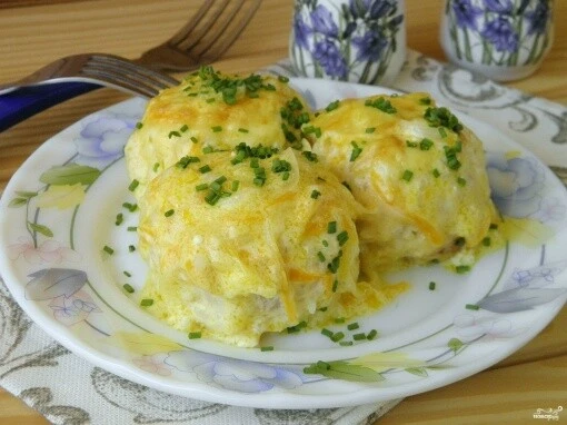 Тефтели из мяса и риса под сметанным соусом