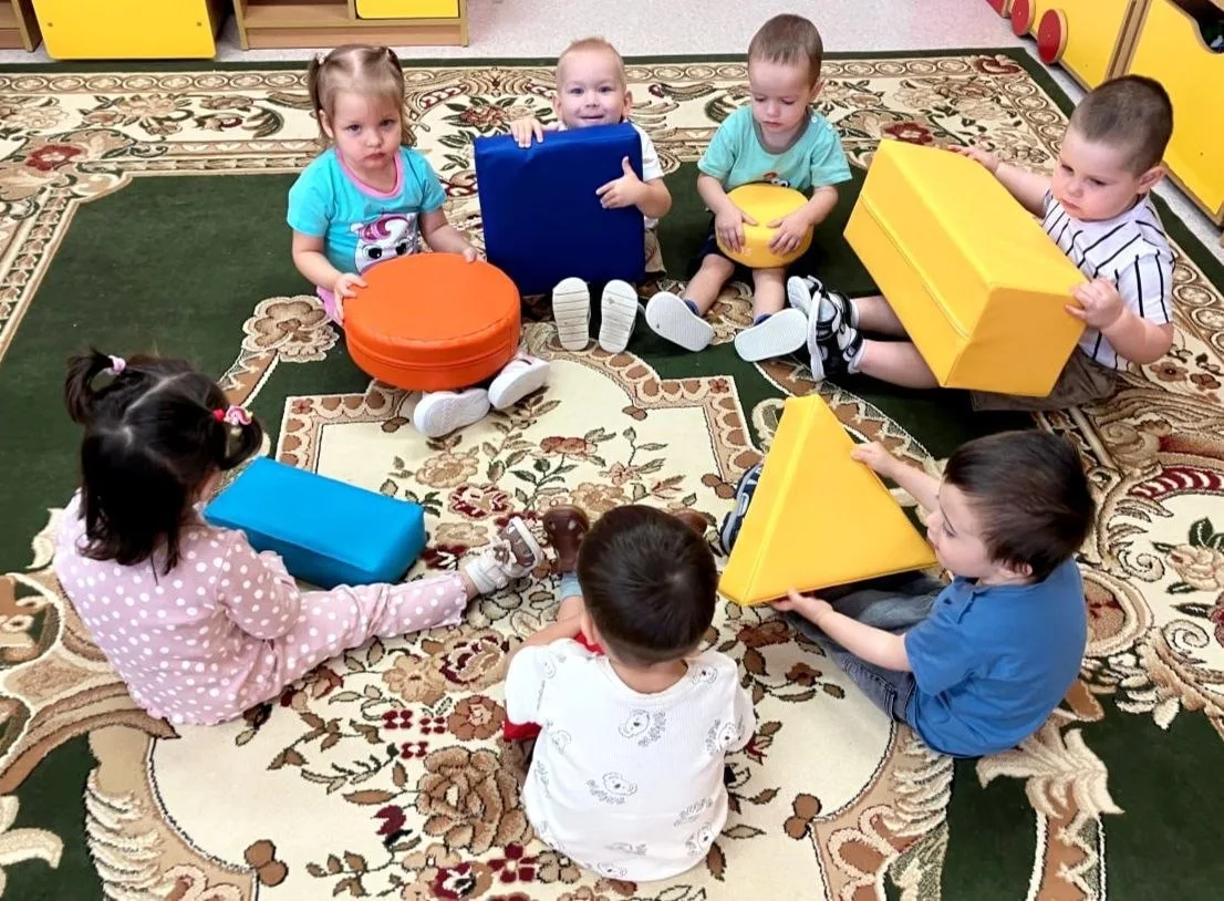 🧸 Сегодня воспитанники группы «Дюймовочка» знакомились с геометрическими фигурами, рас...