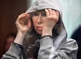 Миллиард наличкой нашли дома у воровки, которая годами наживалась на сухпайках для армии.