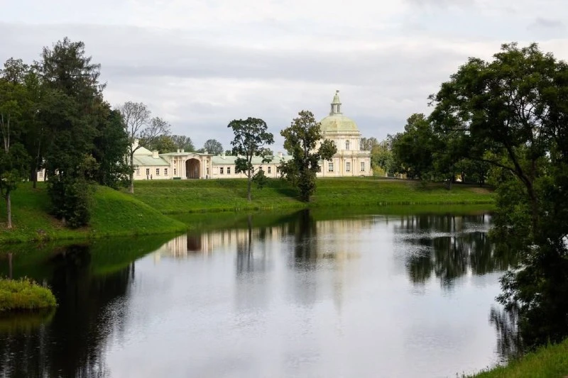 В парке «Ораниенбаум» в Ломоносове вход бесплатный по утрам и вечерам. 🌳