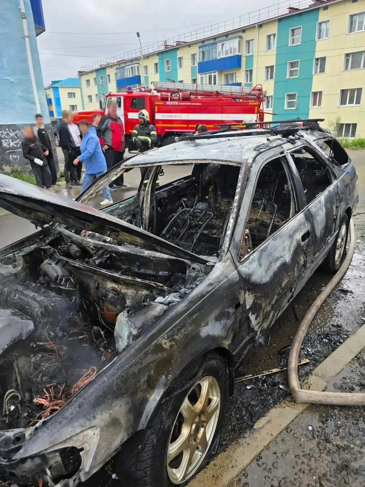 🔥Автомобиль вспыхнул посреди дня в Шахтерске