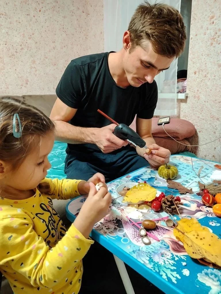 6. Хлебникова Мелисса с папой делают осеннюю поделку 👌