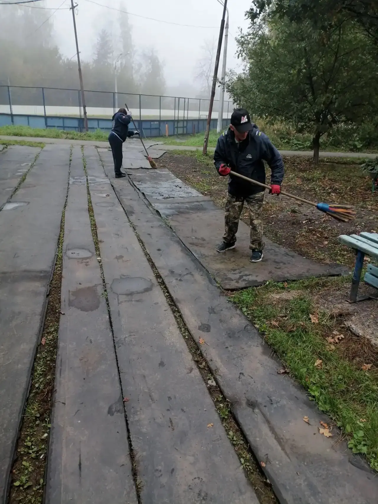 В рамках проведения городских субботников сотрудники МАУ ДО СШ «Металлург» продолжают п...