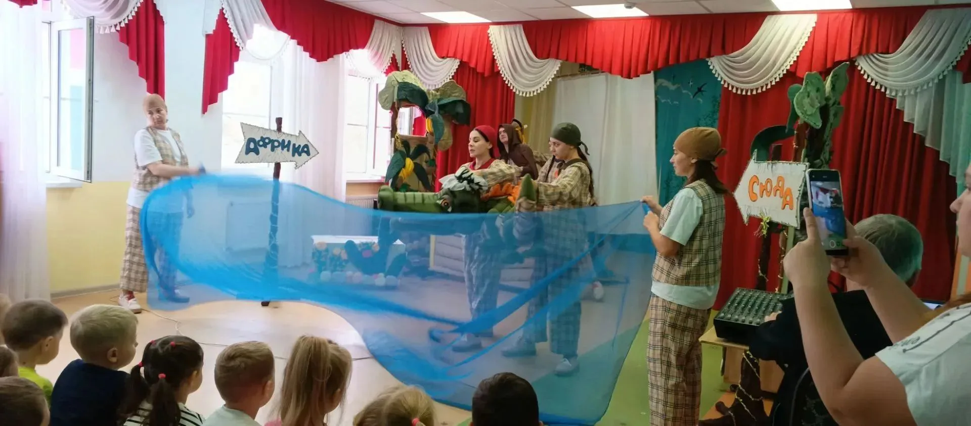 🎭✨Отважный Айболит и его маленькие помощники: как прошёл спектакль в станице Ханской!