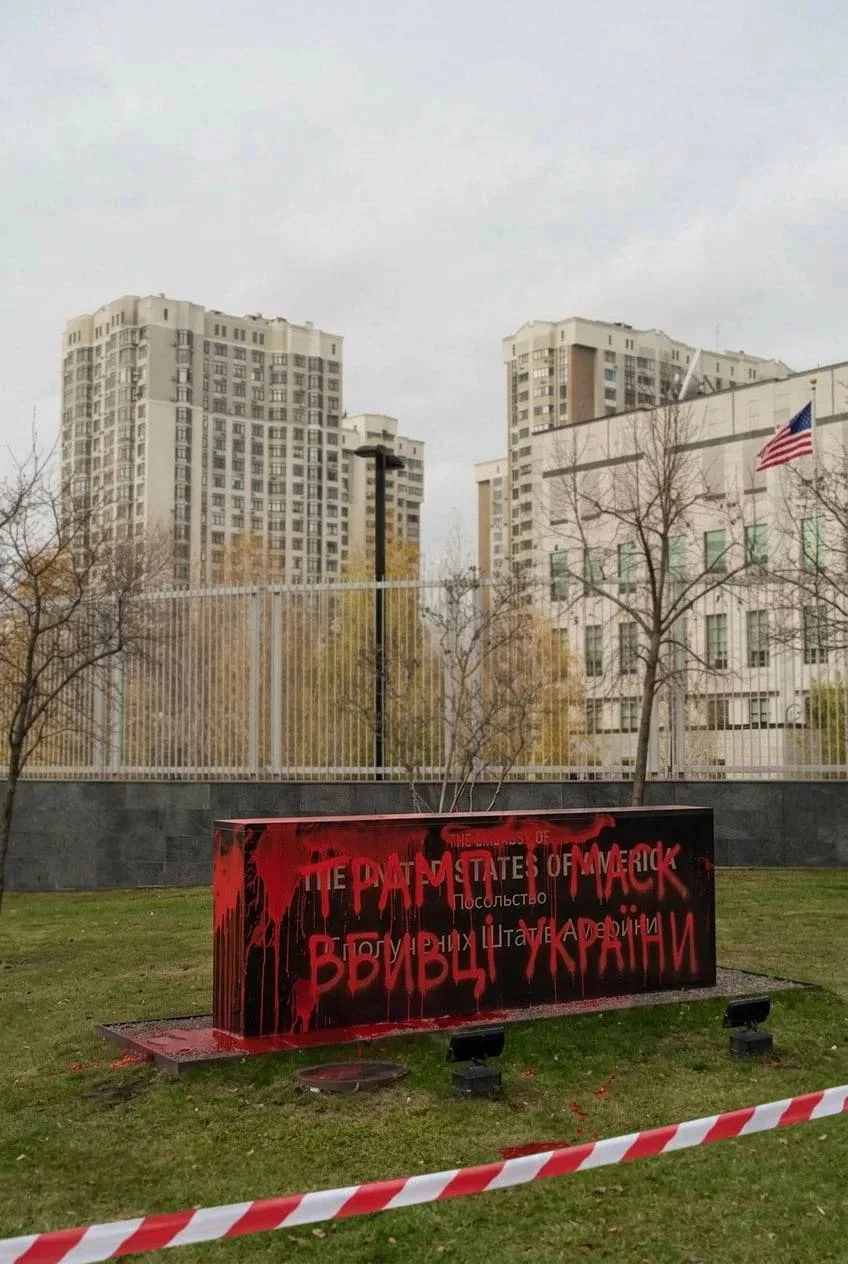 Украинцы в Киеве поблагодарили США за помощь 🤭