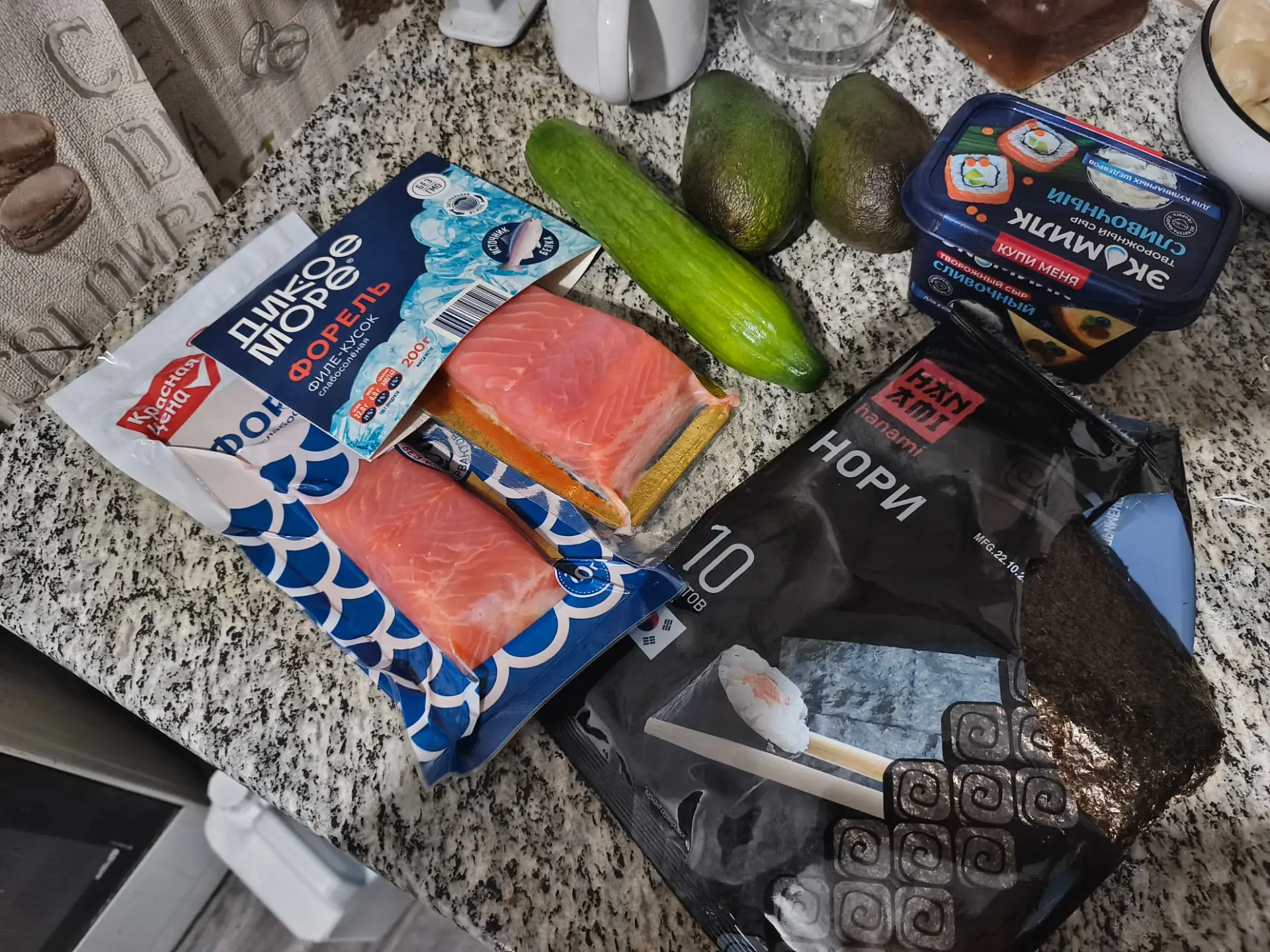 На очереди к приготовлению 2 суши торта😋😋😋