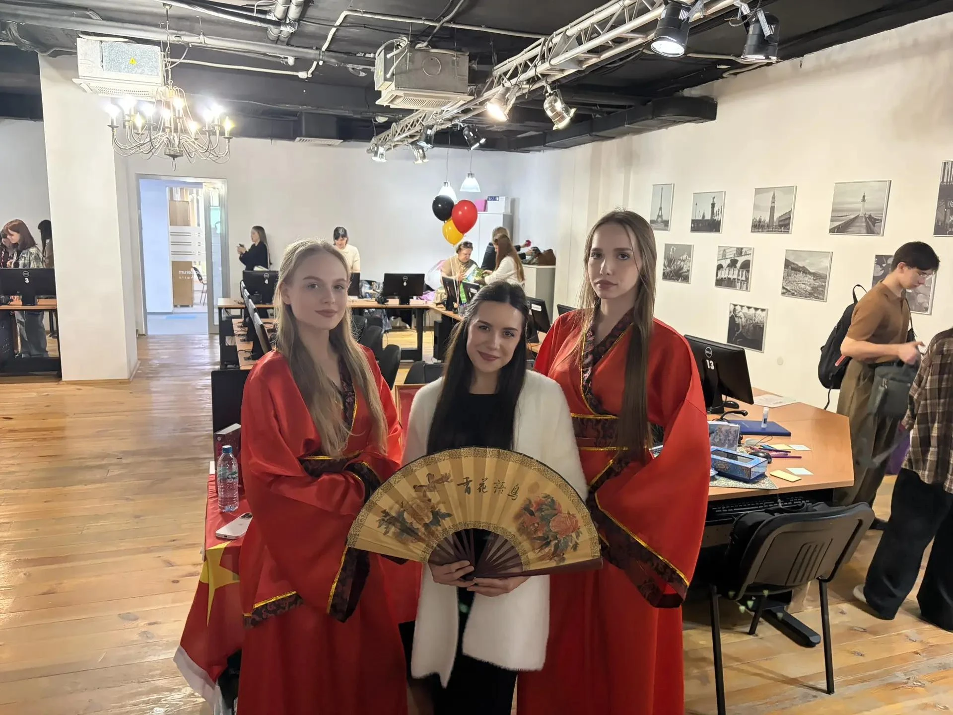 🎓 «Юный лингвист»: путешествие в мир языков на Фестивале профессий в АГУ! 🌍